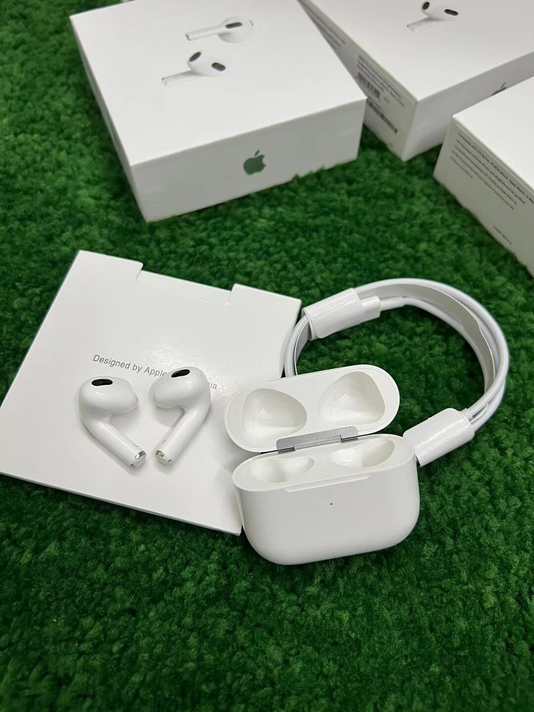 四代苹果新款Airpods3无线蓝牙耳机1.真光感真压感2.EQ智能自适应调节，音质完美，兼容ios空间音频技术4.Siri按压5.官方同步超低能耗6小时续航6.电仓支持磁吸无线充+快充等大功率充电器