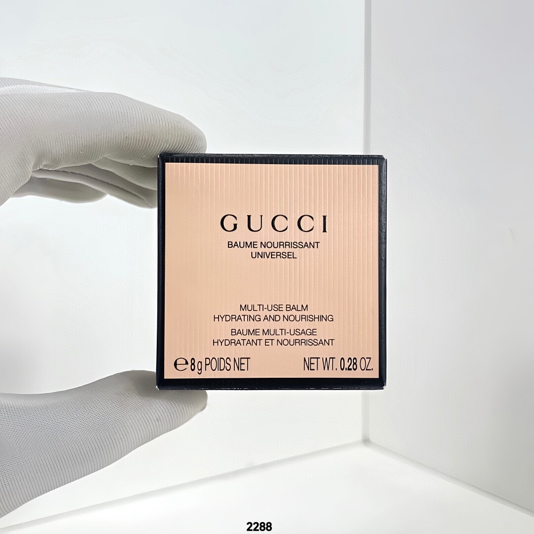 古驰润唇膏8gGucci古驰植萃润护唇膏8gGucci这个润唇膏真的好精致！金色底盘 湖蓝表盘镶有海洋贝壳图案还自带镜子 太复古好看了!100%天然成分乳木果油、荷荷巴油、蓖麻油、黑玫瑰油可以涂在脸部