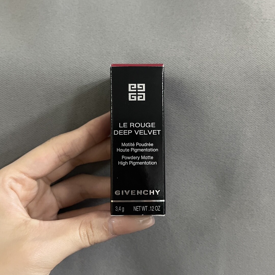 纪梵希红丝绒口红实拍现货（需要中文标的下单备注）现货7色：N19-N27-N33-N34-N35-N36-N37管体带数字。纪梵希红管口红，Givenchy纪梵希限量天鹅红丝绒口红，外包装是一层玫瑰色