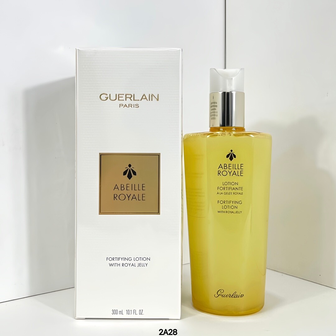 娇兰25X蜂皇水300ml300ml大容量！新版娇兰25X帝皇蜂姿爽肤水 这款产品的定位都是精粹水，基础保湿的同时带有修复的效果！新版的滋润度更高，旧版透明液体，新版乳白色，流动性强。