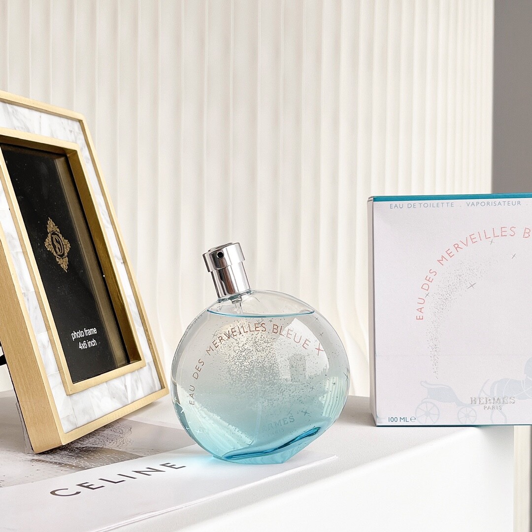 爱马仕蓝彩星光香水100ml爱马仕-蓝色橘采星光(Hermes eau des merveilles bleue) | 香评故事想靠近，却又想驻足停留。属性:女香香调:水生馥奇香调成分:广藿香、木质香