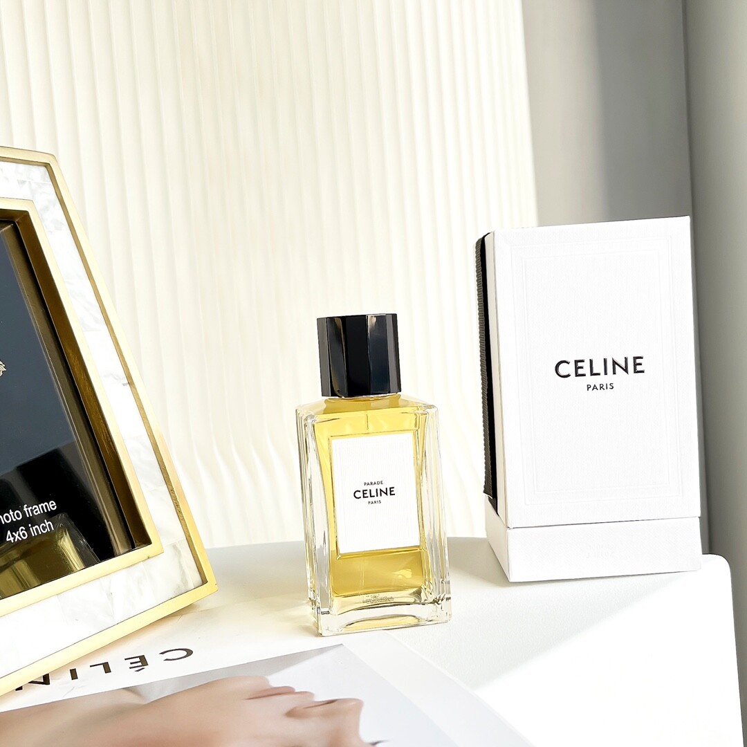 塞琳高定香水100ml彰显赛琳Celine Parade 彰显前调是令人舒服的佛手柑、橙花，刚喷出来就是很清冷很高级的味道，和肌肤融合后味道逐渐沉稳