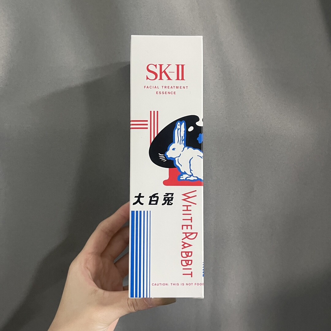 大白兔限量神仙水230mlSK-II居然和国民糖果品牌大白兔联名出了兔年新年限定版神仙水！！经典遇上经典，限定版神仙水瓶身细致还原了大白兔的图案~磨砂外壳摸起来高级有质感，可可爱爱的瓶子光摆在化妆桌上