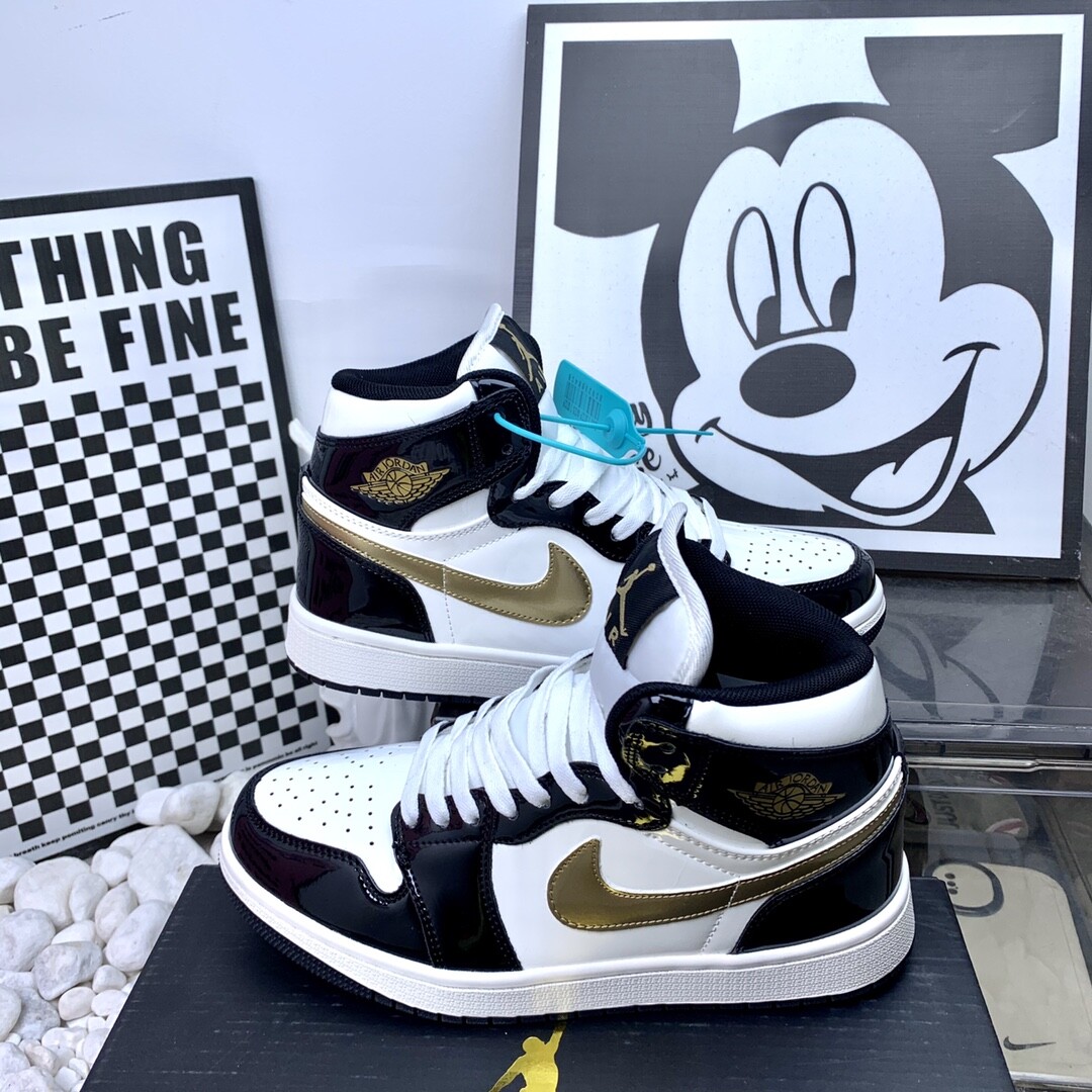 高版本 AJ Jordan Air Jordan 1 Low 耐磨防滑 高帮白黑金 皮面 复古板鞋 36-44码！