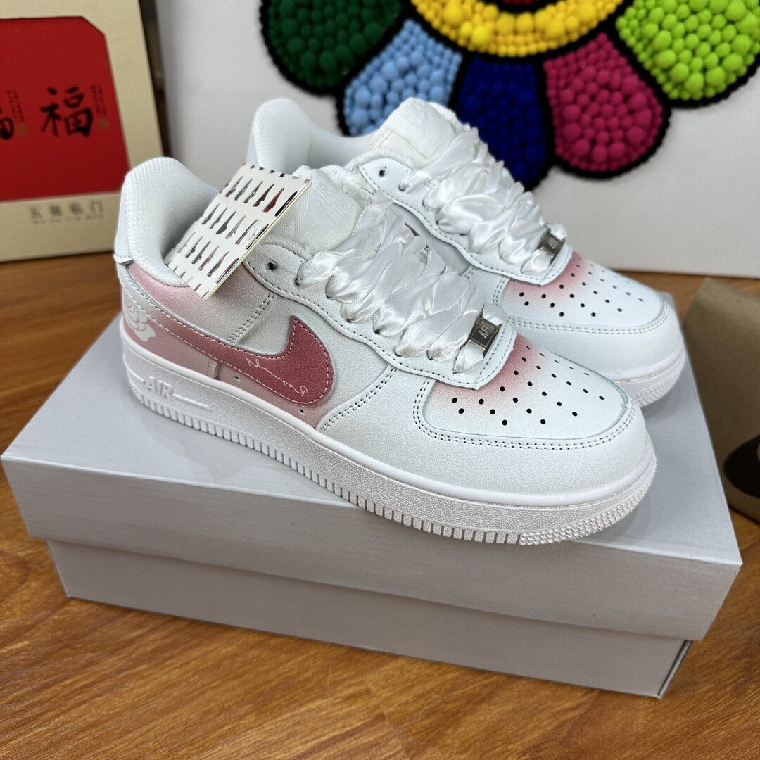  高版本 空军玫瑰粉白Size 36-40。橡胶大底，拉帮上线工艺 吱吱响
