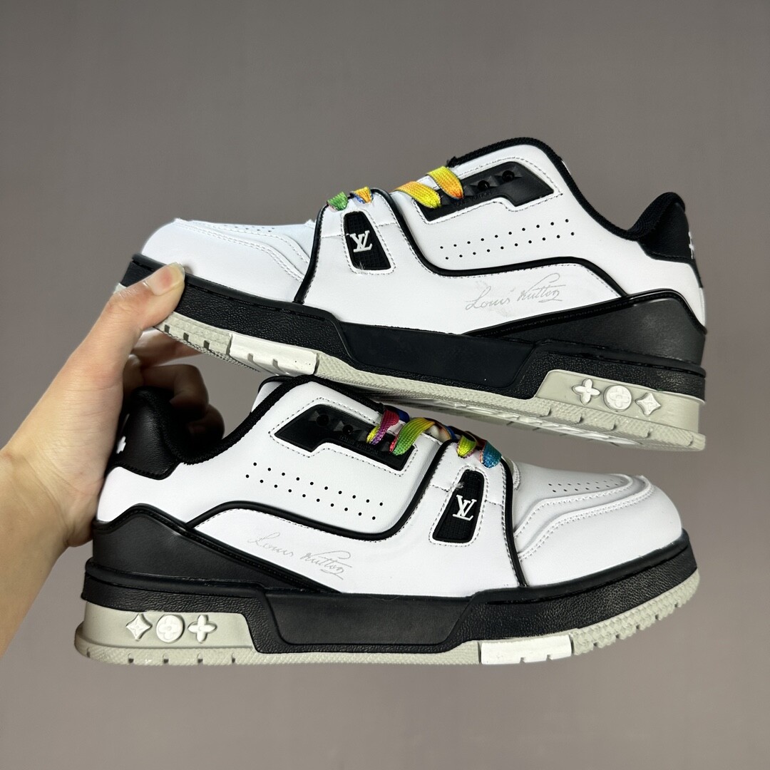 高版本Louis Vuitton 路易威登 Trainer 低帮休闲板鞋 男女同款 36-44。白黑彩带