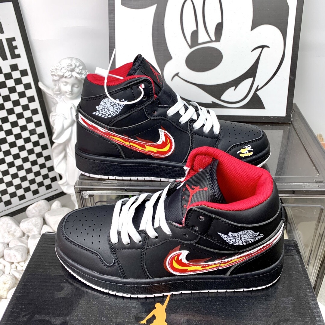 高版本 AJ Jordan Air Jordan 1 Low 耐磨防滑 高帮火焰黑红。复古板鞋 36-44码！