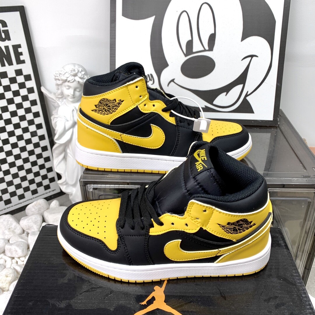 高版本 AJ Jordan Air Jordan 1 Low 耐磨防滑 高帮大黄蜂。复古板鞋 36-44码！