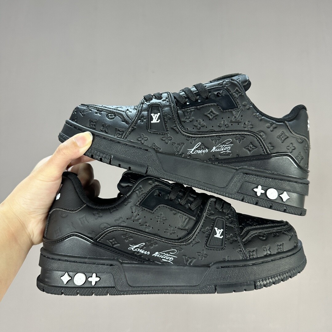 高版本Louis Vuitton 路易威登 Trainer 低帮休闲板鞋 男女同款 36-45 23021 配码随便调 压印黑武士