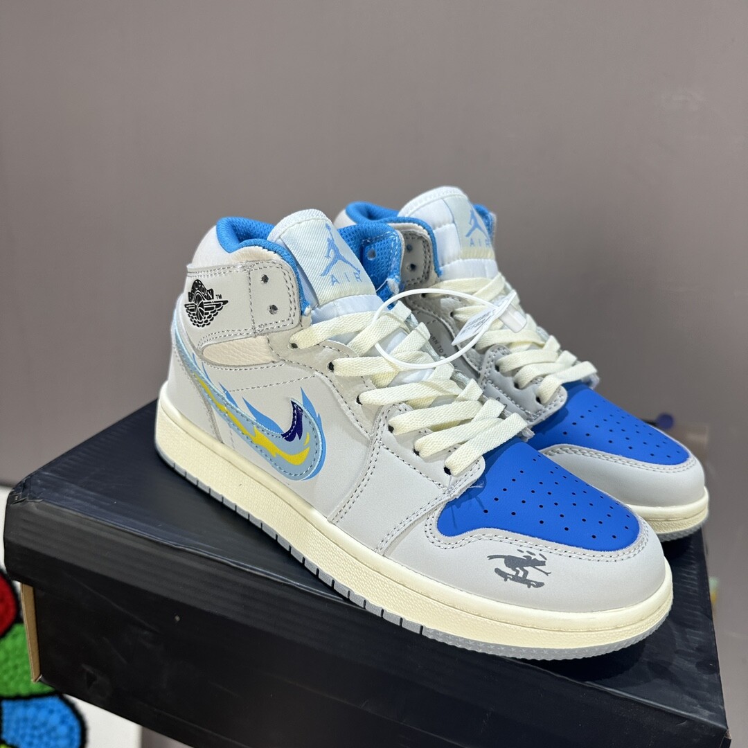 高版本 AJ Jordan Air Jordan 1 Low 耐磨防滑 高帮火焰蓝。复古板鞋 36-44码！