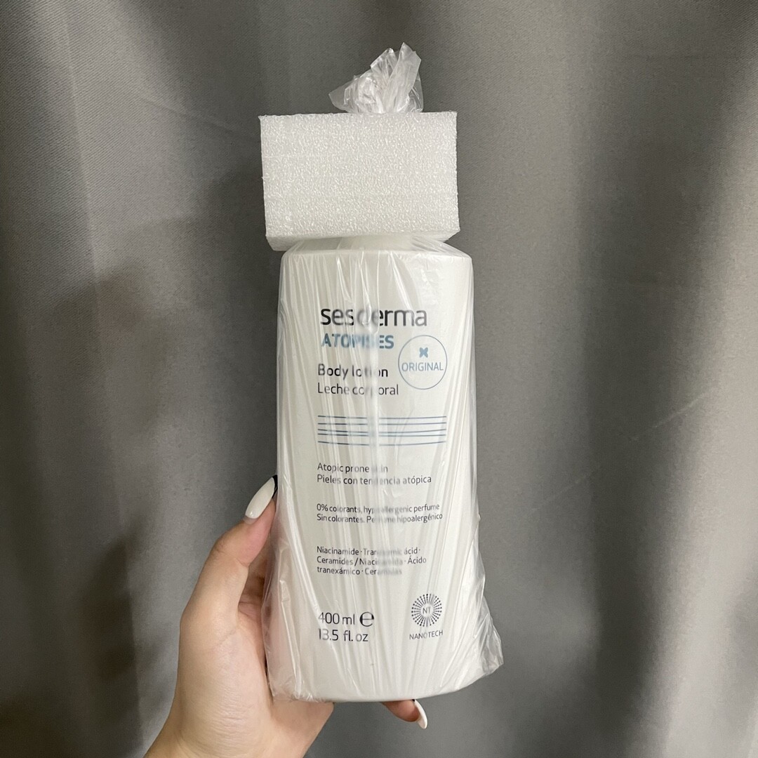 新版西班牙身体乳400ml最新版带防伪西班牙滋润身体乳400ml号称“身体小灯泡”的身体乳明星小红书推荐，里面含有小灯泡同款成分烟酰胺，所以会让你的身体白到发光透亮乳白色的膏体，质地清爽好推开，味道超