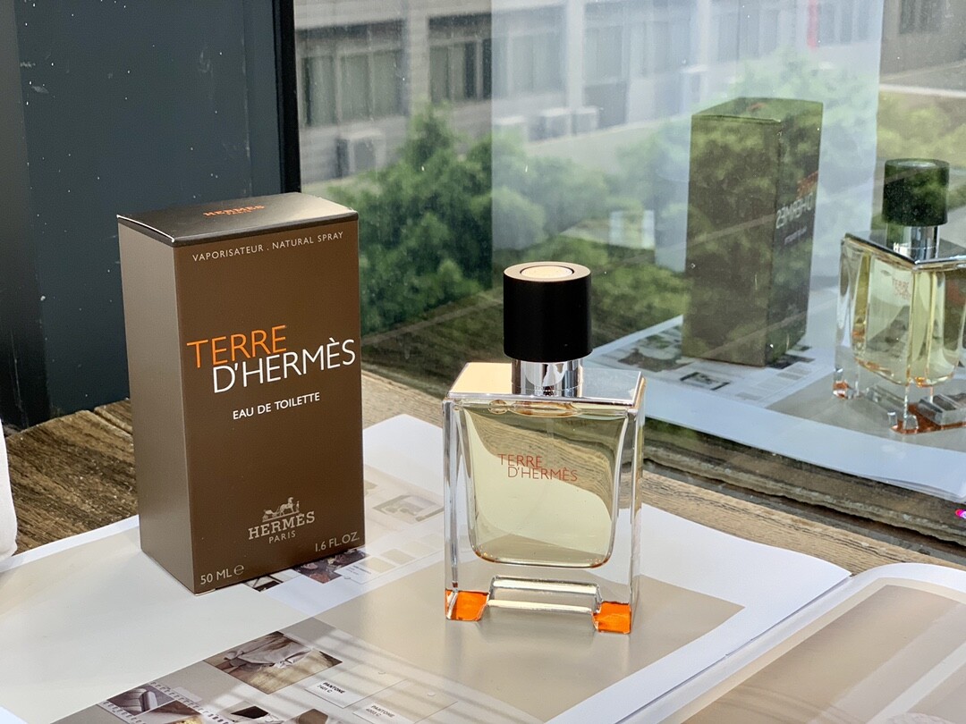 爱马仕大地香水50ml爱马仕大地中性男士淡香水50ml.【香调】：木质香调【前调】：葡萄柚 橙【中调】: 玫瑰 广藿香 天竺葵【后调】：香根 甜椒