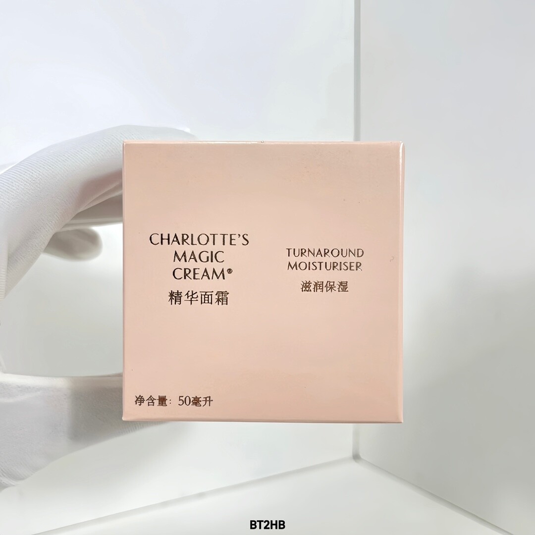 CT魔法面霜50mlCharlotte Tilbury 英国CT魔法面霜50ml质地像面霜一样，用量很省，抠一点点就可以涂一整张脸了，特别容易卡粉的地方可以多涂点。超级神奇，明明涂上脸没有多油润，但是
