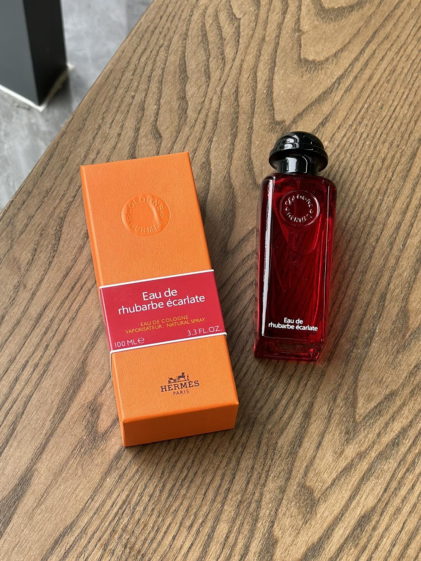 爱马仕血色大黄香水100ml爱马仕 绯红火参（血色大黄）前调：大黄中调：红浆果尾调：麝香这是看到调香师就可以盲入的一支香、ChristineNagel，