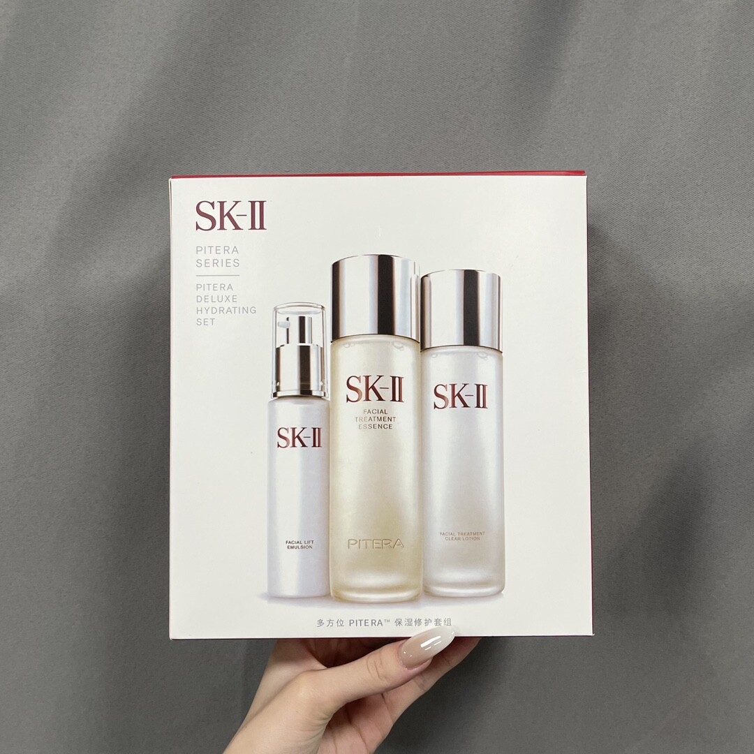 SK多方位三件套配礼袋内含：清盈露230ml+神仙水230ml+骨胶乳100ml神仙水--补水保湿修复肌肤清莹露--软化肌肤，二次清洁骨胶原乳液--深层补水，淡化细纹